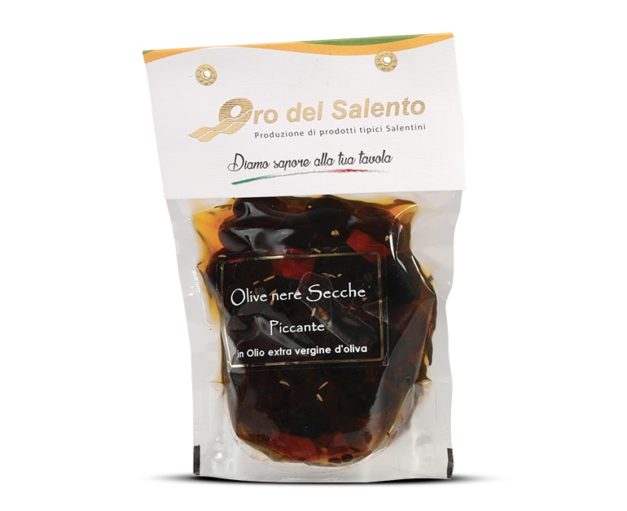 Getrocknete schwarze Olive aus cellina di Nardò scharf, leicht gewürtzt mit Lorbeer, Rosmarin, Knoblauch und Salz.