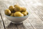 Olive verdi denocciolate ripiene di mandorle in una ciotola