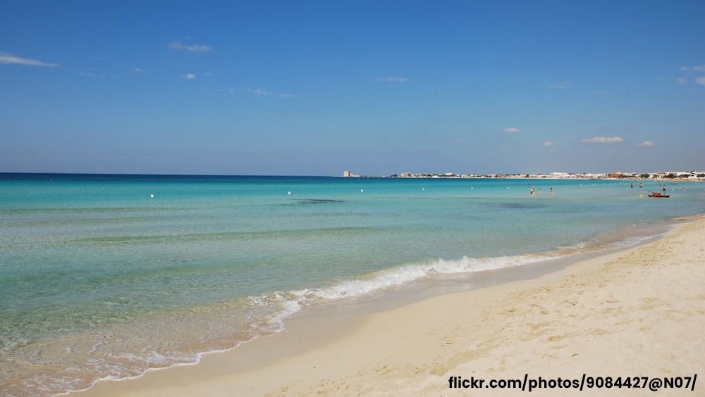 Torre lapillo si distende tra pinete e spiagge di sabbia chiara