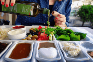 Olio Extravergine di Oliva e Olio di Oliva: Qual è la Differenza? 3 Olio extravergine di oliva versato a crudo sulle verdure