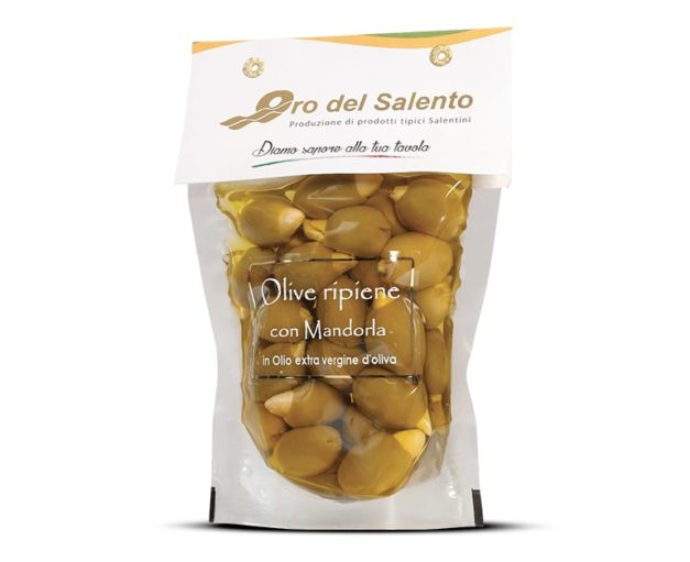 Olive ripiene con mandorla in olio extravergine di oliva