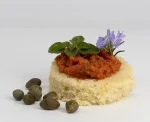 primo piano paté di pomodoro secco e capperi